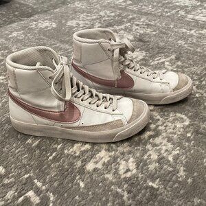 Nike Kids Sneakers in White and Pink